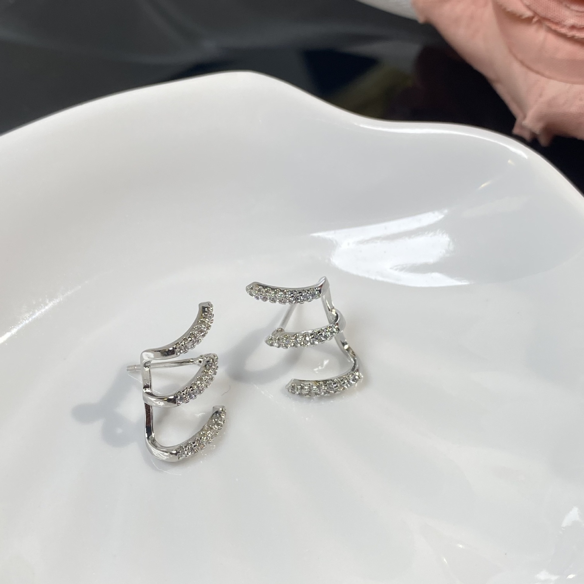 Herrörhängen set i titan med stift och små ringar_voghion.com