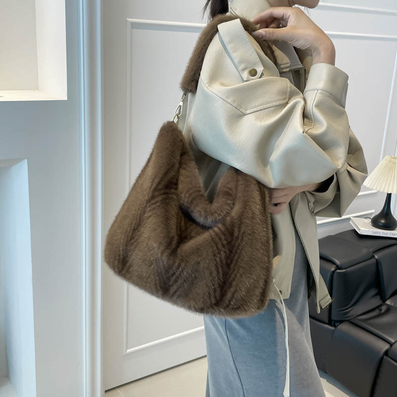秋冬流行毛绒包包女大容量托特包2025潮毛毛水桶包都市通勤单肩包