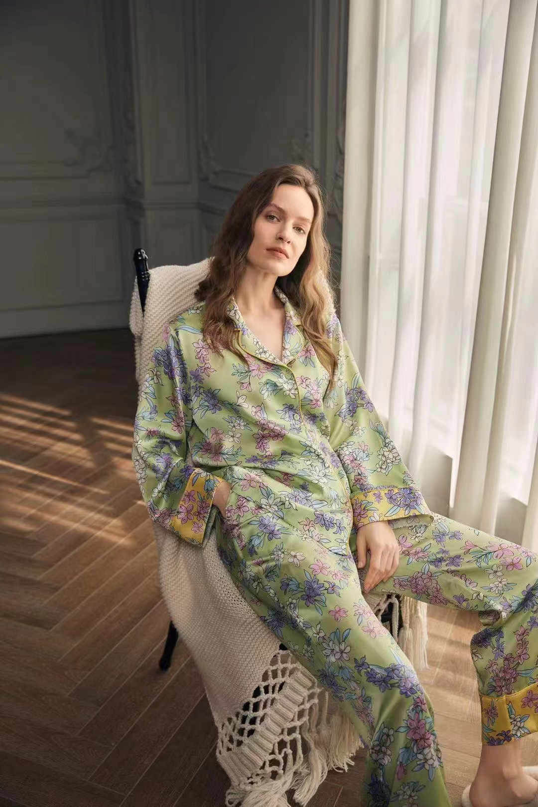 녹색 배경에 여름 꽃