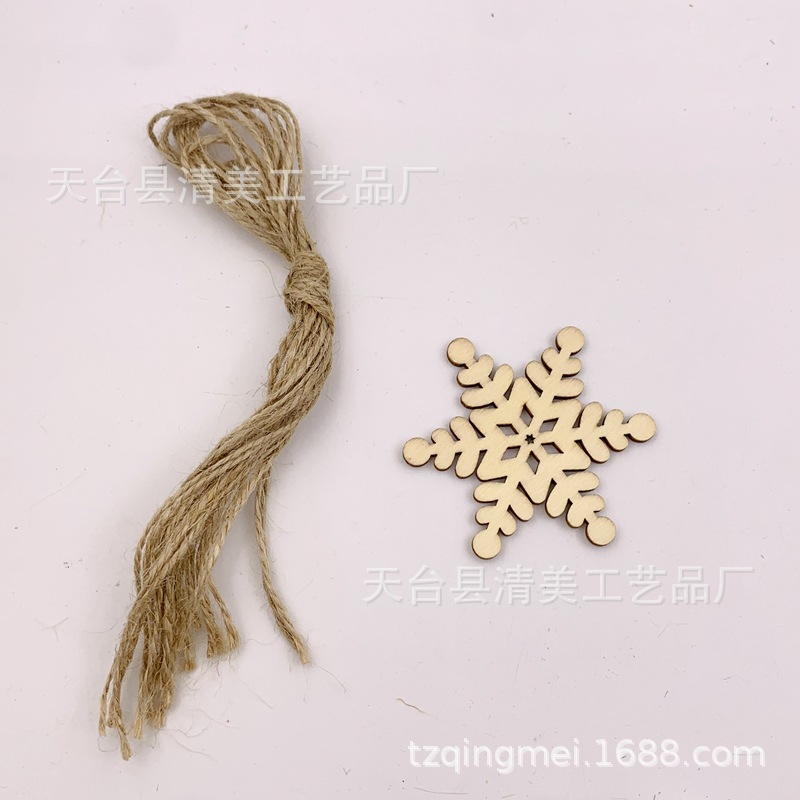 60*60mm variedad de copos de nieve de Navidad de madera pieza de madera colgante decorativo de copo de nieve de madera 10 piezas en un paquete con cuerda de cáñamo