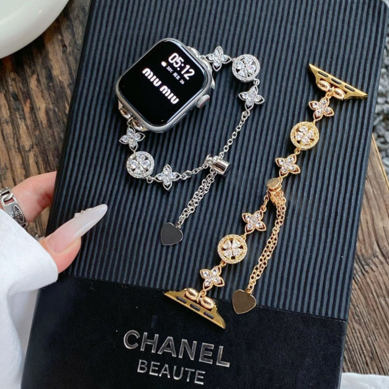 Four-leaf clover bracelet metal strap suitable for Apple S10 watch S11 iwatch 9th generation applewatch 876SE