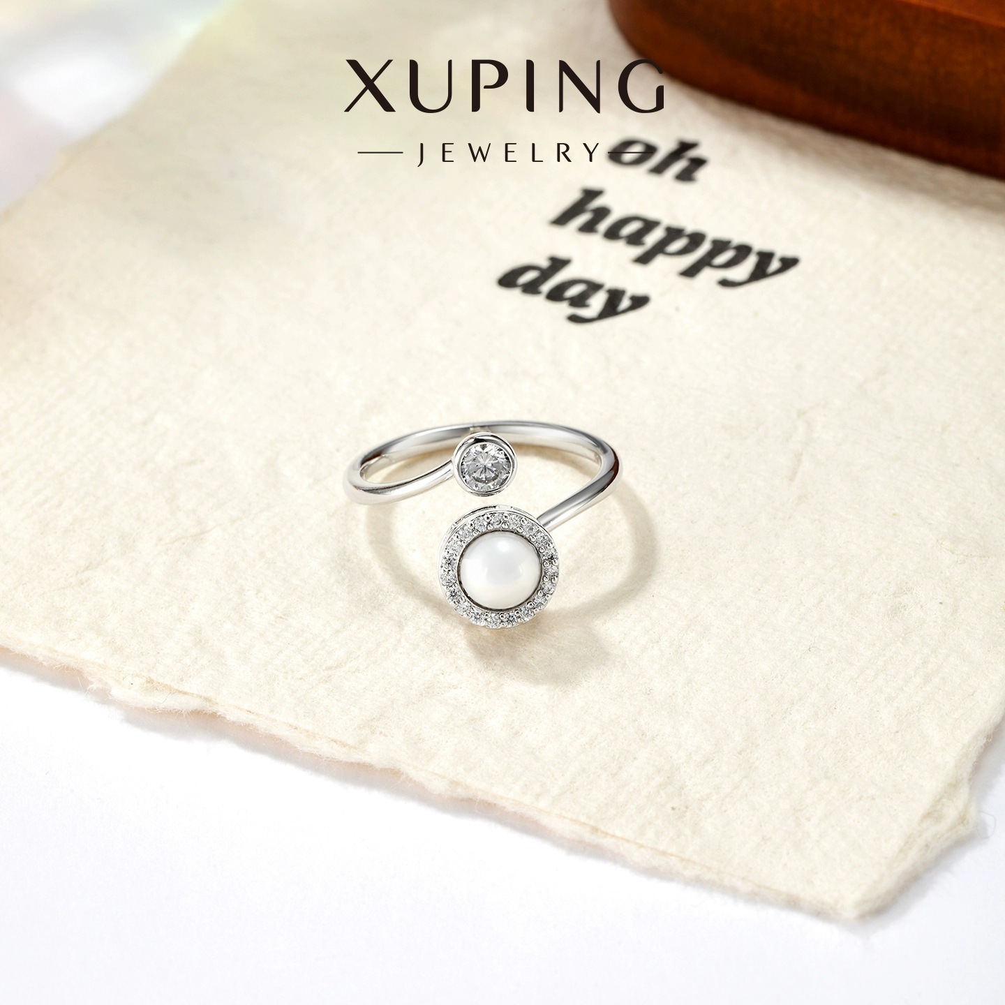 Xuping estilo ligero lujoso anillo abierto de viento frío diseño de nicho de perla puede girar anillo de temperamento elegante mujer