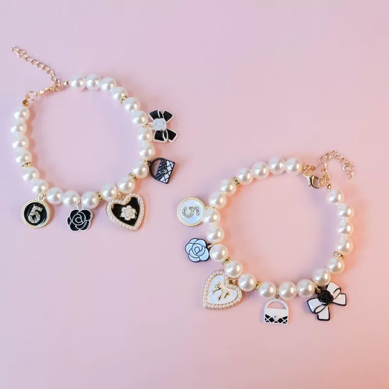 Домашние животные кошки, собаки, любящие жемчужные ожерелья, перечисленные в винтажном текстуре