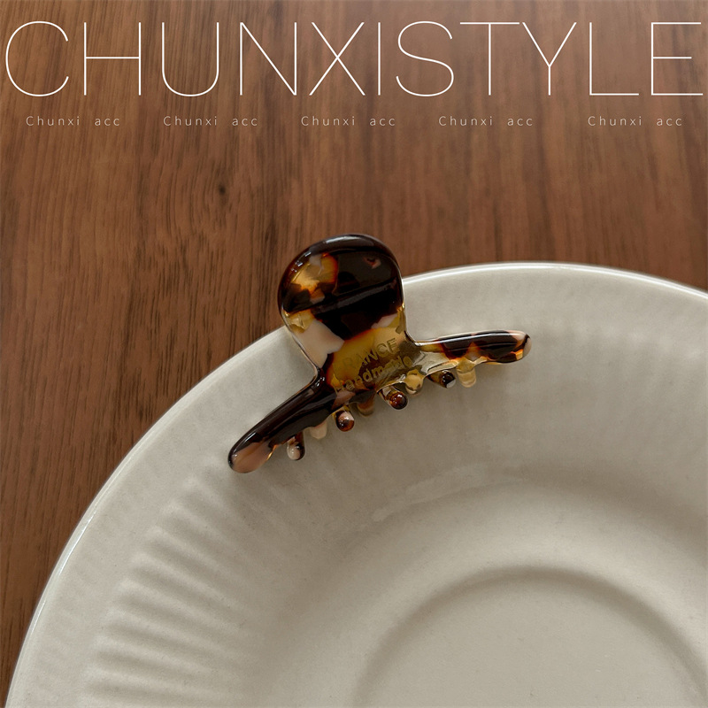 다크 브라운 및 흰색