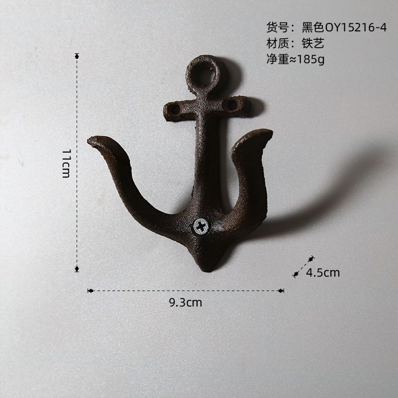 レトロな鉄の錨のフックの粗い砂利の質感の鉄芸の装飾品の壁は喫茶店のショーウインドーを飾って道具を撮影します。|undefined