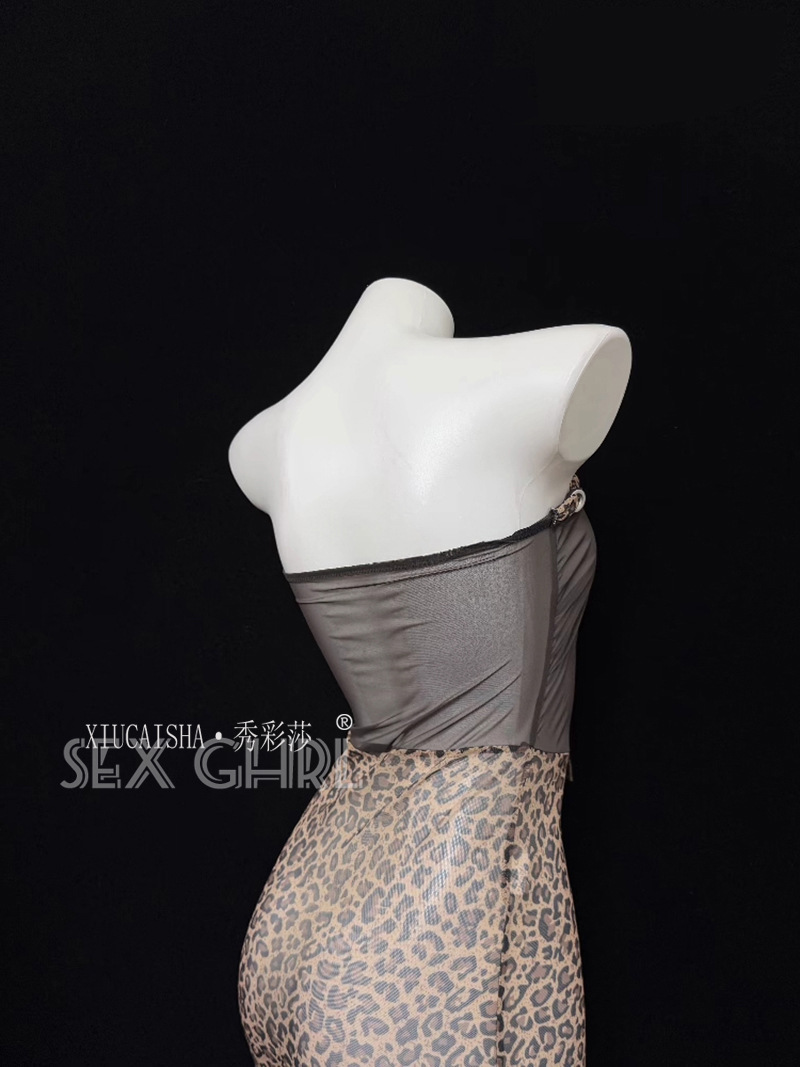 Leopard Print Lingerie Set with Hip Skirt, Thong and Open-Crotch Stockings — detail image 13