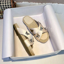 水钻蝴蝶结扣平底拖鞋女外穿时尚2025新款夏交叉带草编渔夫凉