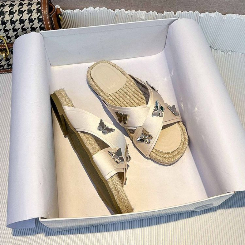 水钻蝴蝶结扣平底拖鞋女外穿时尚2025新款夏交叉带草编渔夫凉