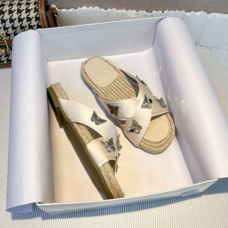 Женские летние сандалии-вьетнамки с плоской подошвой, стразами и бантом, мода 2025 года, новые, с перекрестными ремешками из соломы