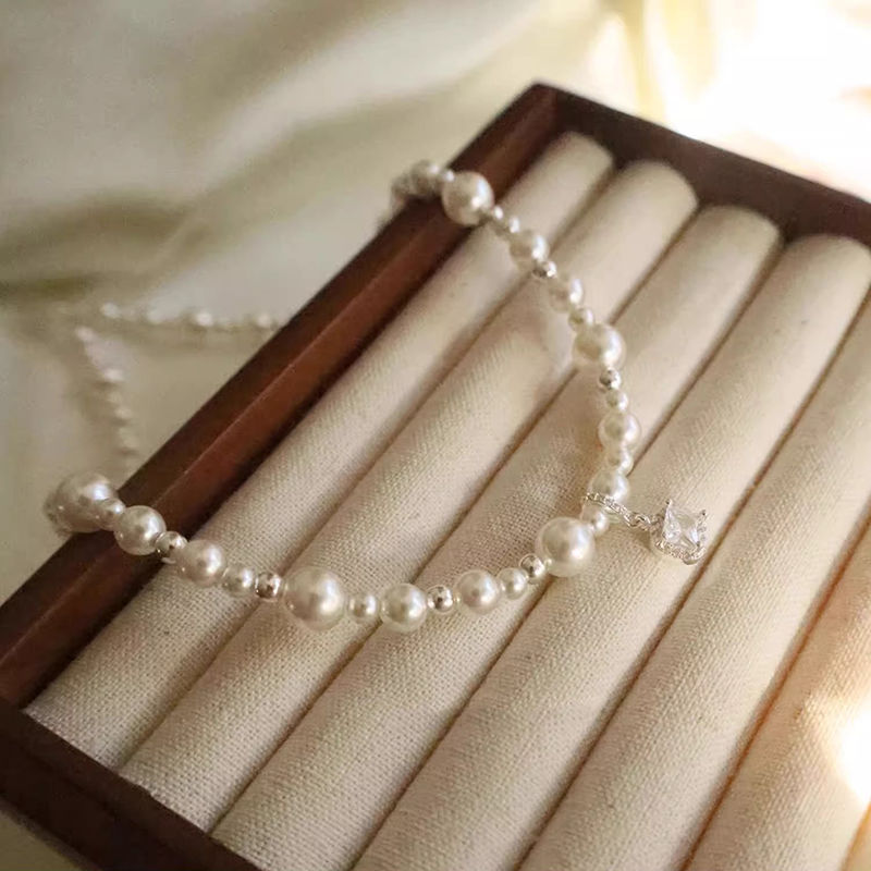 Collier ras-de-cou de perles style français, léger et luxueux, en forme de cube de sucre, pour femme. Un design raffiné et haut de gamme._voghion.com