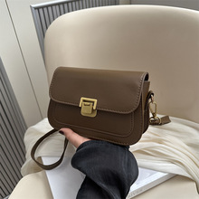 个性潮气质复古锁扣马鞍女包2024新款时尚简约洋气单肩斜挎小方包