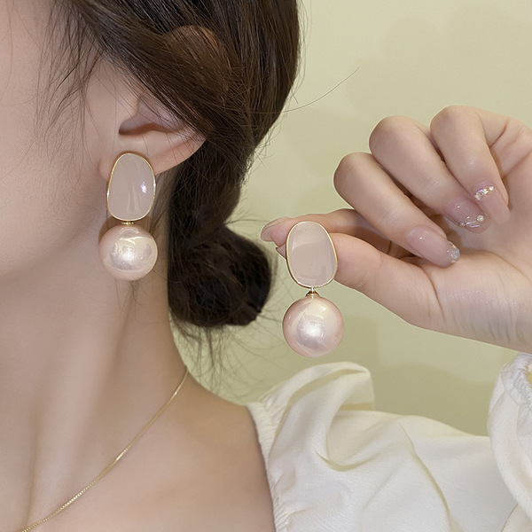 Fashionable retro elegant earrings pearl