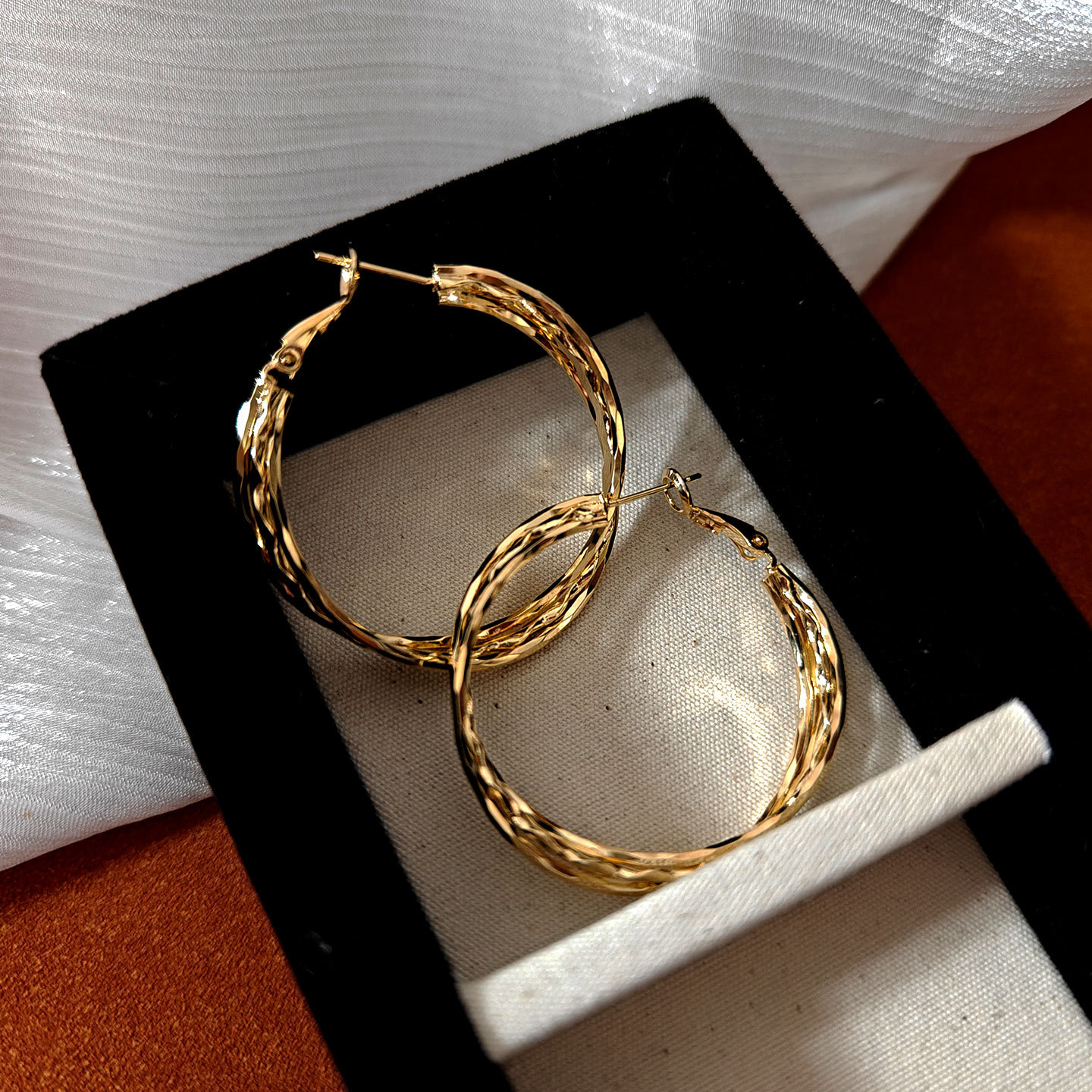 European and American fashion minimalist metal twisted hoop earrings, light luxury, elegant, unique, cool style, silver needle hoop earrings wholesale
