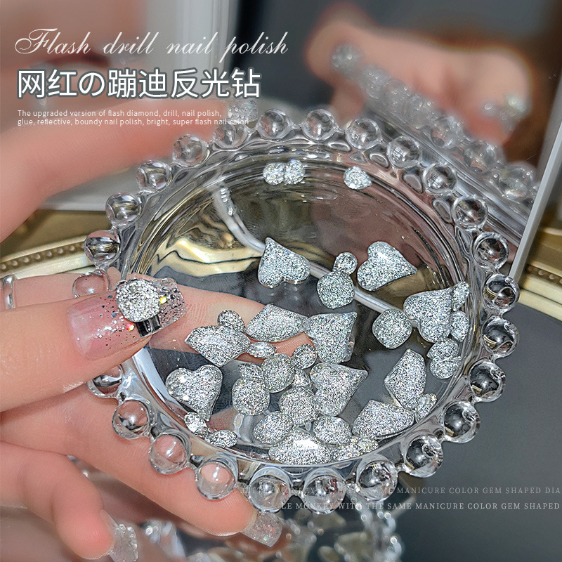 Accesorios de uñas con diseño de corazón de hacha, diamantes de cristal reflectantes con efecto de diamante triturado deslumbrante, estilo celebridad de internet, novedad 2025, color rosa discoteca, venta al por mayor.