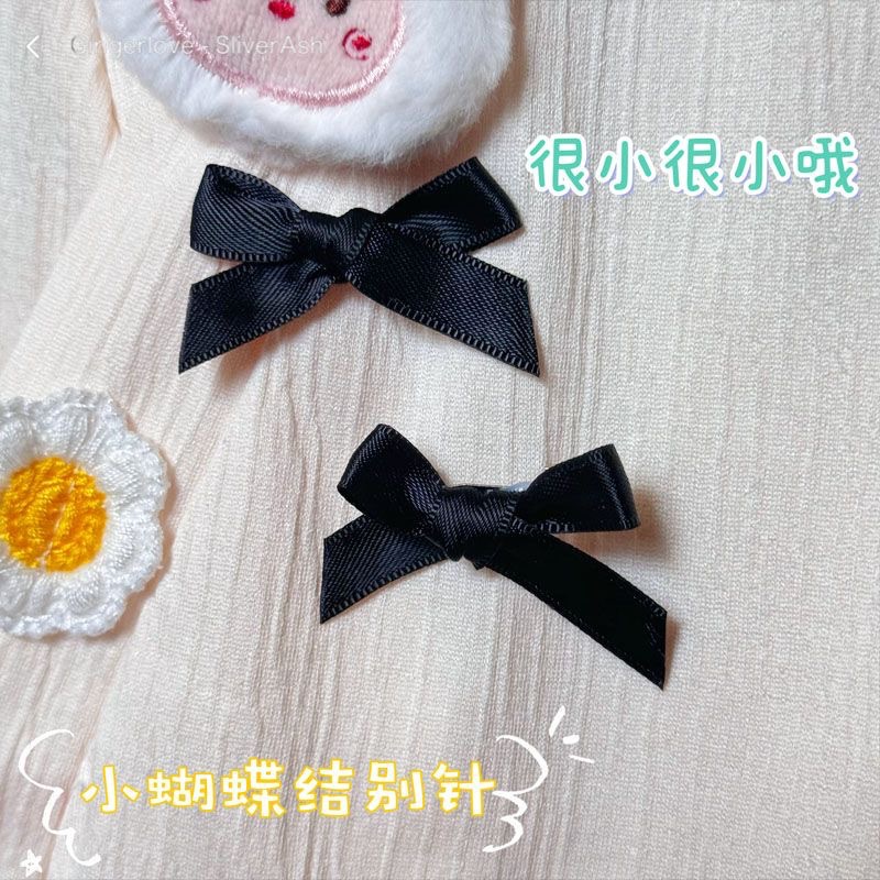 Small brand brooch with bow