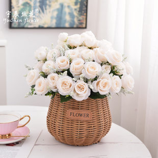 Wedding hand holding a simulated flower photography ceremony Floral new flower bouquet European -style rose high -end fake bouquet decoration