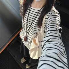 韓国系の白黒のストライプの純綿の長袖のtシャツの女性の春秋の中で底のシャツを掛けてゆったりとしている感じがします。