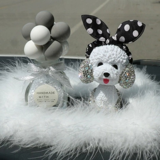 Adornos de automóviles Bola de diamantes de imitación Botella de aromaterapia Adornos de automóviles Consola central Decoración de automóviles Suministros internos de automóviles Net Red de plástico para mujeres