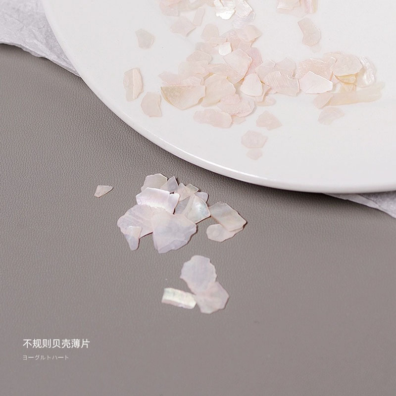 Manicuría irregular conchas de color fantasma rojo en línea con el mismo tipo de abalón natural ultra delgado fragmentos japoneses de decoración de uñas