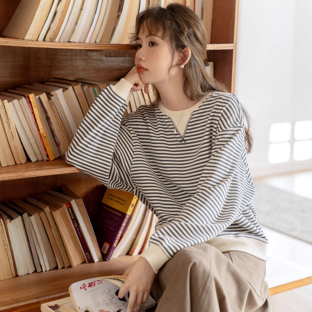 2025秋季款韩版休闲灰白条纹针织卫衣女长袖宽松百搭圆领拼接上衣