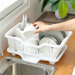 大きいサイズの厚い水たまり棚に置いて、食器棚に水を垂らします。
