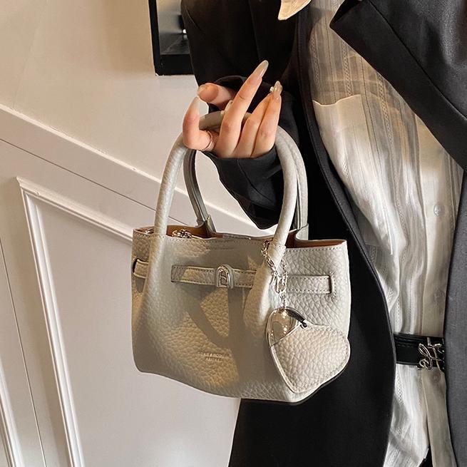 Tendencia versátil bolso de mano para mujeres 2025 nuevo estilo simple textura de transporte de tren mochila de alta calidad bolso de brazo de moda