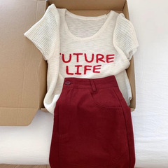 遊び心が活発で、年齢を減らして、夏服と小柄でおしゃれな半身のスカートのセットを着ます。