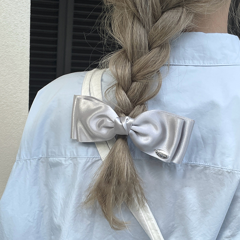 Pince à cheveux nœud avec étiquette argentée élégante_voghion.com