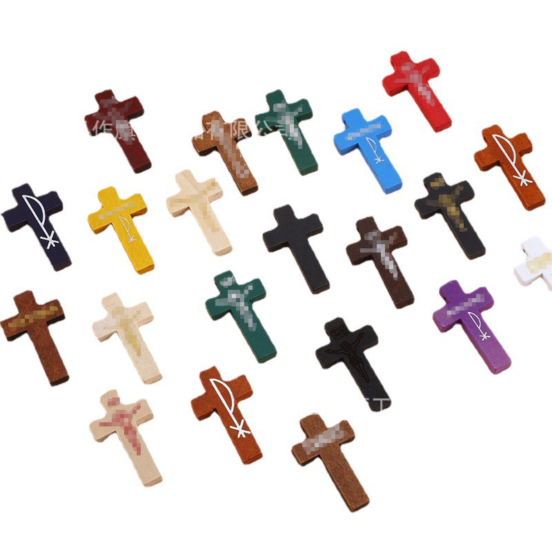 Varios tipos de cruces vienen en diferentes tamaños. Productos de madera, accesorios para juguetes, varios tipos de piezas de madera se suministran por fábricas para trabajar la madera.