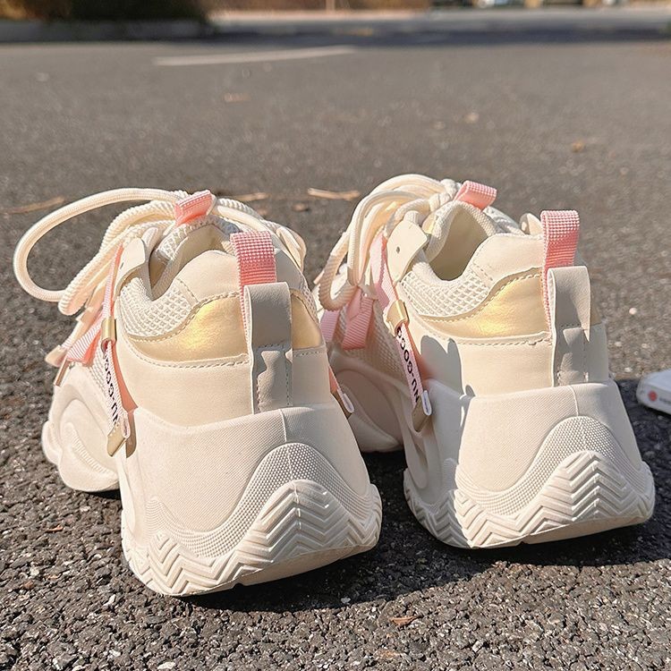 Zapatos de papá para mujeres 2025, nuevos zapatos de verano de altura de suela gruesa, de moda coreana, zapatos blancos para mujeres.