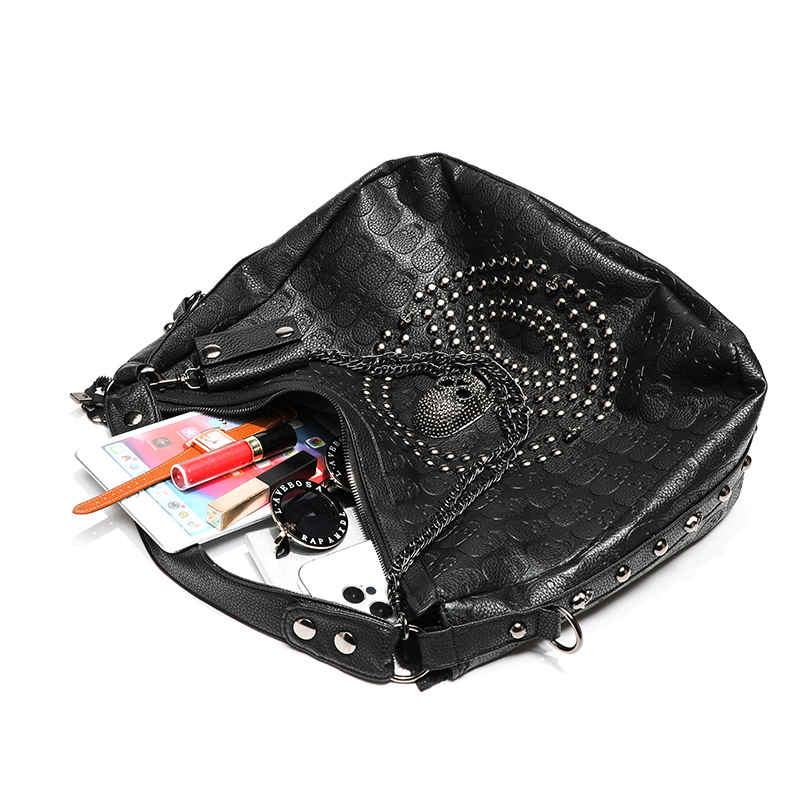Borsa tote donna punk con borchie e teschio a spalla o tracolla_voghion.com