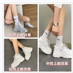 靴下の男女は秋の冬に厚い中で長い筒を持っています。