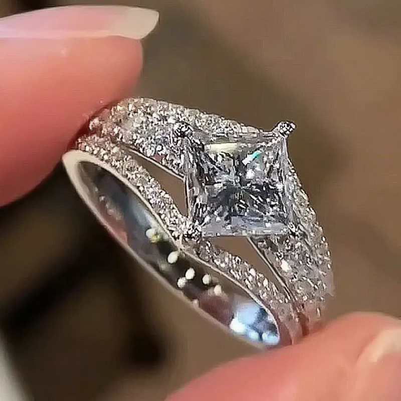 Cao Shi プロポーズ結婚式売れ筋リング女性のファッションデザインライト高級リングエレガントな象嵌光沢のあるジルコンスタイル|undefined