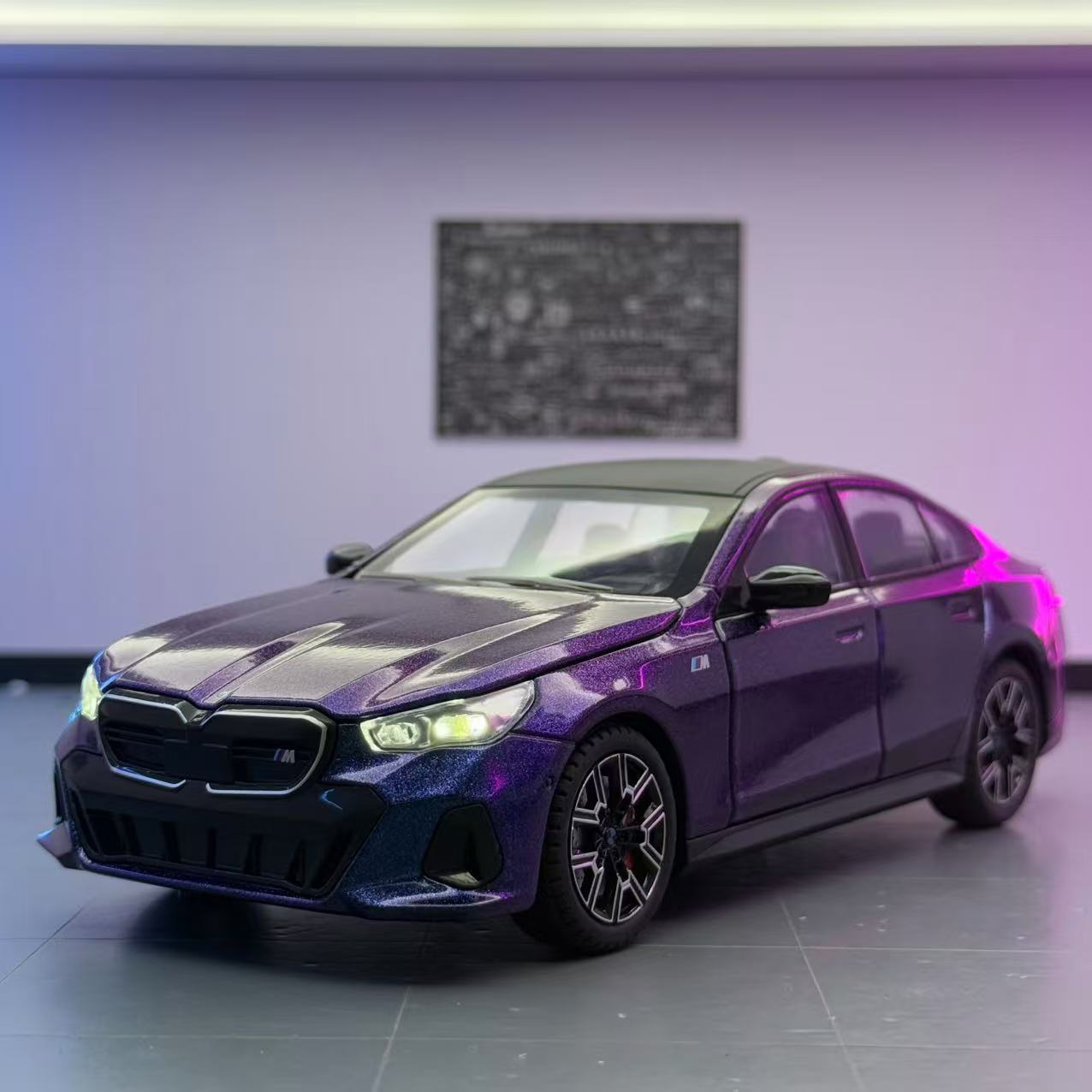 Xin'ao modelo de coche 1 a 24 Baoma i5M60 modelo de sonido de coche de aleación decoración de coche de juguete para niños al por mayor