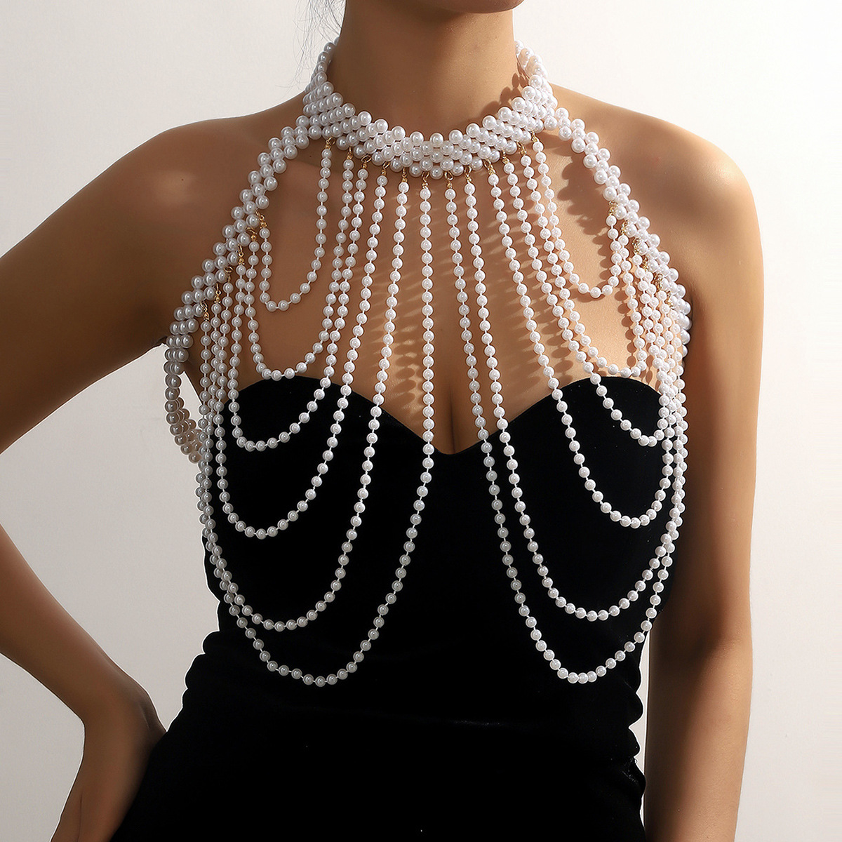 Joyas transfronterizas europeas y americanas sexy cadena de pecho de perlas de imitación multicapa moda femenina lujo ligero sentido de alta gama cadena de cuerpo de perlas de la industria pesada