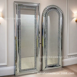 挂钟、壁钟;现代装饰画;玄关