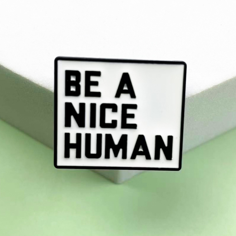 Broche de metal de etiqueta geométrica en blanco y negro Insignia de accesorios de ropa en inglés simple Insignia de decoración de moda transfronteriza Insignia de cuello