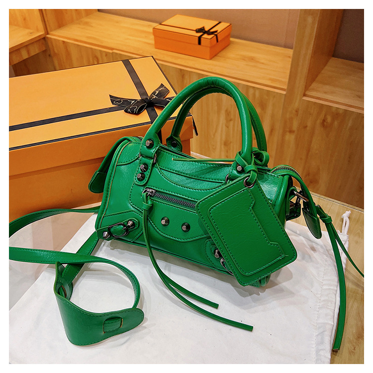 Sacs design de niche pour femmes 2023 nouveau sac à aisselles à rivets populaire sac à bandoulière à bandoulière unique millénaire sac de moto fille chaude_voghion.com