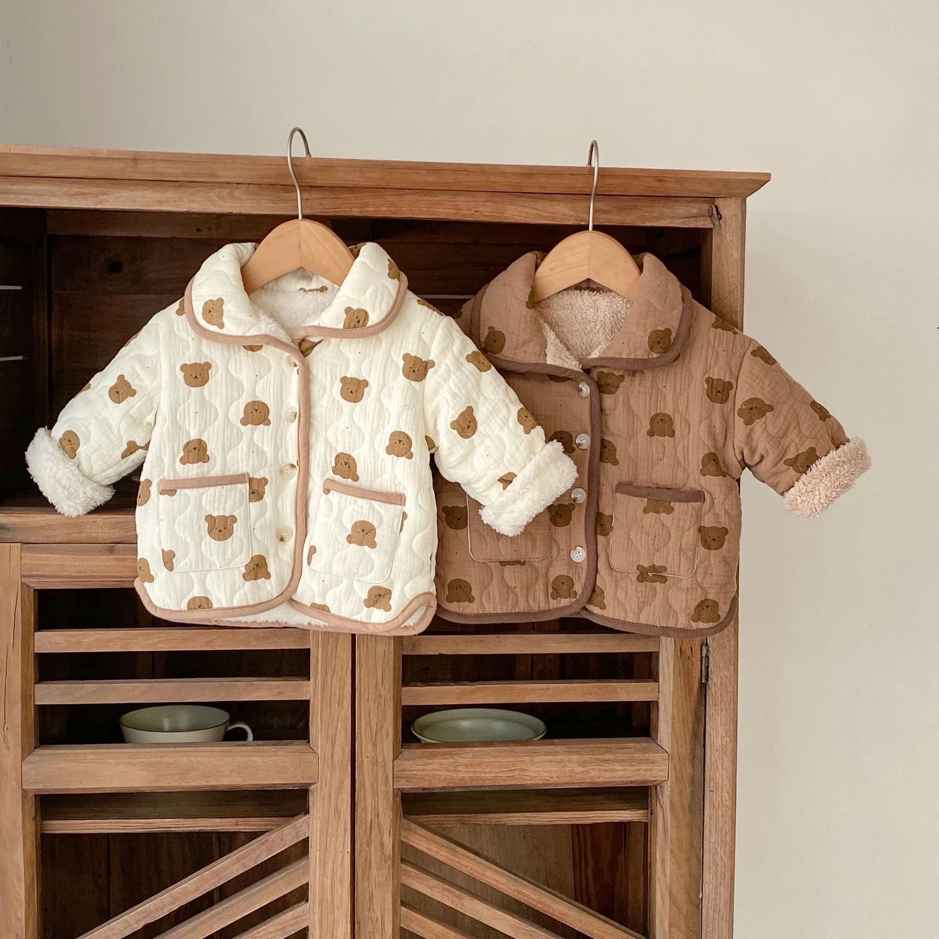 Ins2023 Invierno ropa acolchada de algodón para niños completo impreso lindo oso engrosado Chaqueta de algodón acolchado bebé acolchado más abrigo de terciopelo