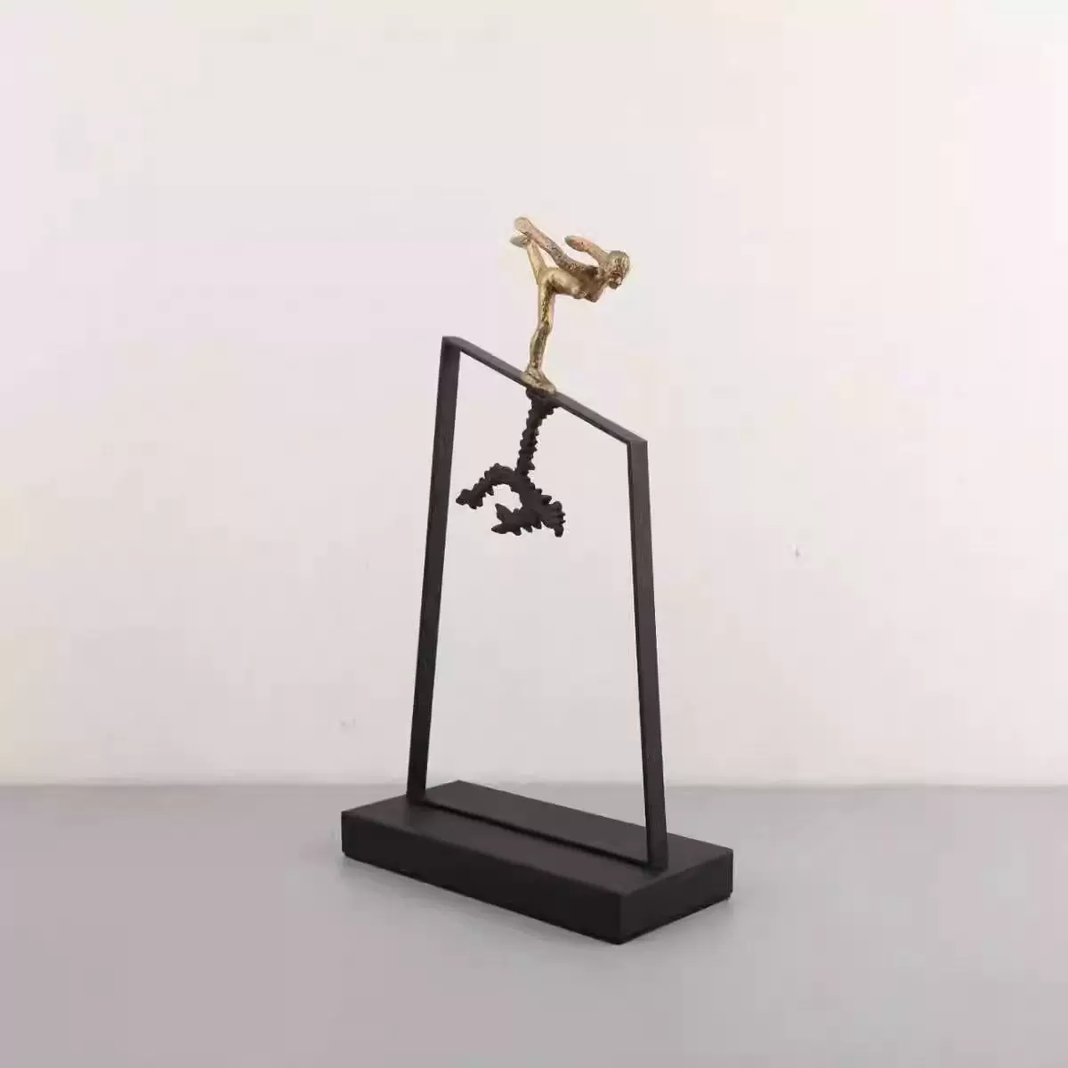 现代轻奢金属铸铁抽象人物创意摆件雕塑工艺品桌面玄关装饰样板间