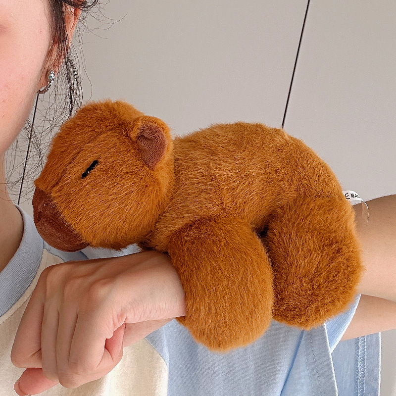 Mano sosteniendo lindo kappabala Snap anillo muñeca de juguete de peluche al por mayor muñeca Bara capybara Snap anillo pulsera