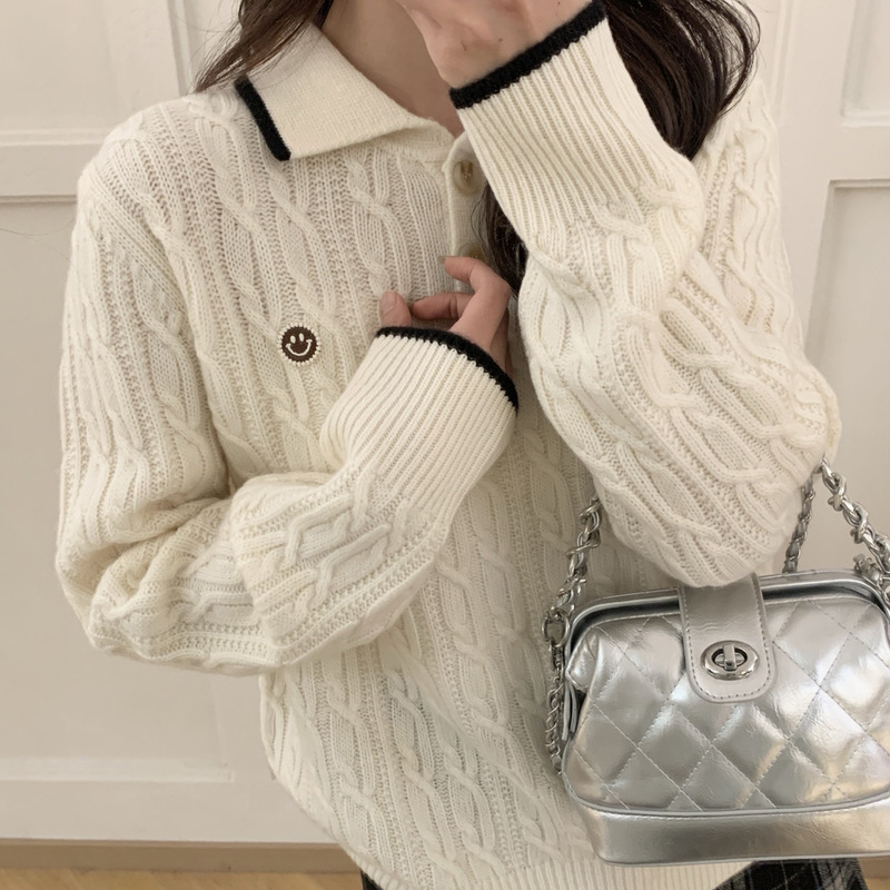 Polo Collar Wool Sweater with Chest Logo, Cable Knit Style, Women's Loose-Fit Pullover, Solid Color Long-Sleeve Wool Autumn Wear Polo Collar Wool Sweater with Chest Logo, Cable Knit Style, Women's Loose-Fit Pullover, Solid Color Long-Sleeve Wool Autumn Wear