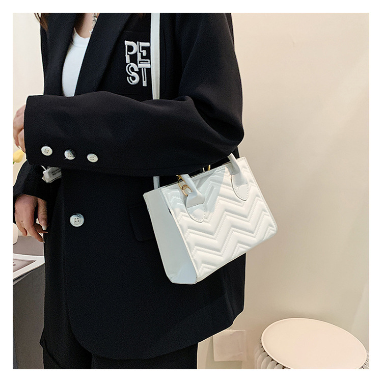 Women's Small Spring&summer Pu Leather Stripe Solid Color Fashion Square Zipper Handbag display picture 2