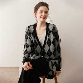 秋冬新款羊绒衫女士菱形格纹纽扣V领开衫宽松慵懒风针织长袖外套