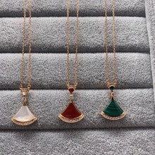 精工版V金扇形吊坠七夕裙子项链女白贝母红玉髓 18k玫瑰金锁骨链