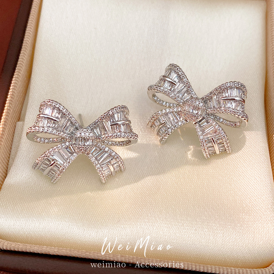 Aguja de plata zircon hueco arco pernos de arco ligero lujo de alta calidad sensación de aretes exquisitos de estilo de viaje al por mayor aretes de moda versátiles