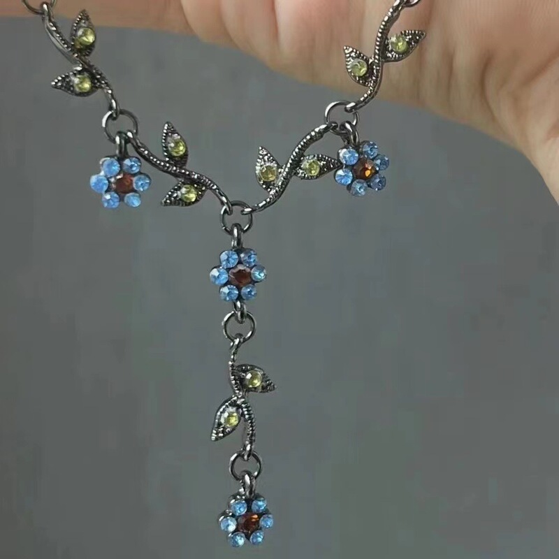 Retro Burned Blue Flower Zircon Necklace Old Metal Temperament High-end Fashion Clavicle Chain 2024 New Necklace Chain Retro Burned Blue Flower Zircon Necklace Old Metal Temperament High-end Fashion Clavicle Chain 2024 New Necklace Chain