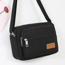 バッグ卸売り源工場の女性は肩を斜めにして大容量の女性バッグの小さい方に軽くて耐摩耗性の財布を包んでいます。