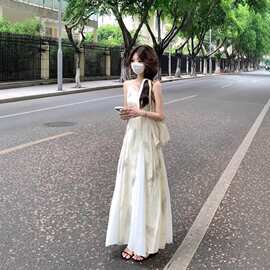 法式复古水墨印花吊带连衣裙女夏绝美气质收腰露背海边度假大摆裙