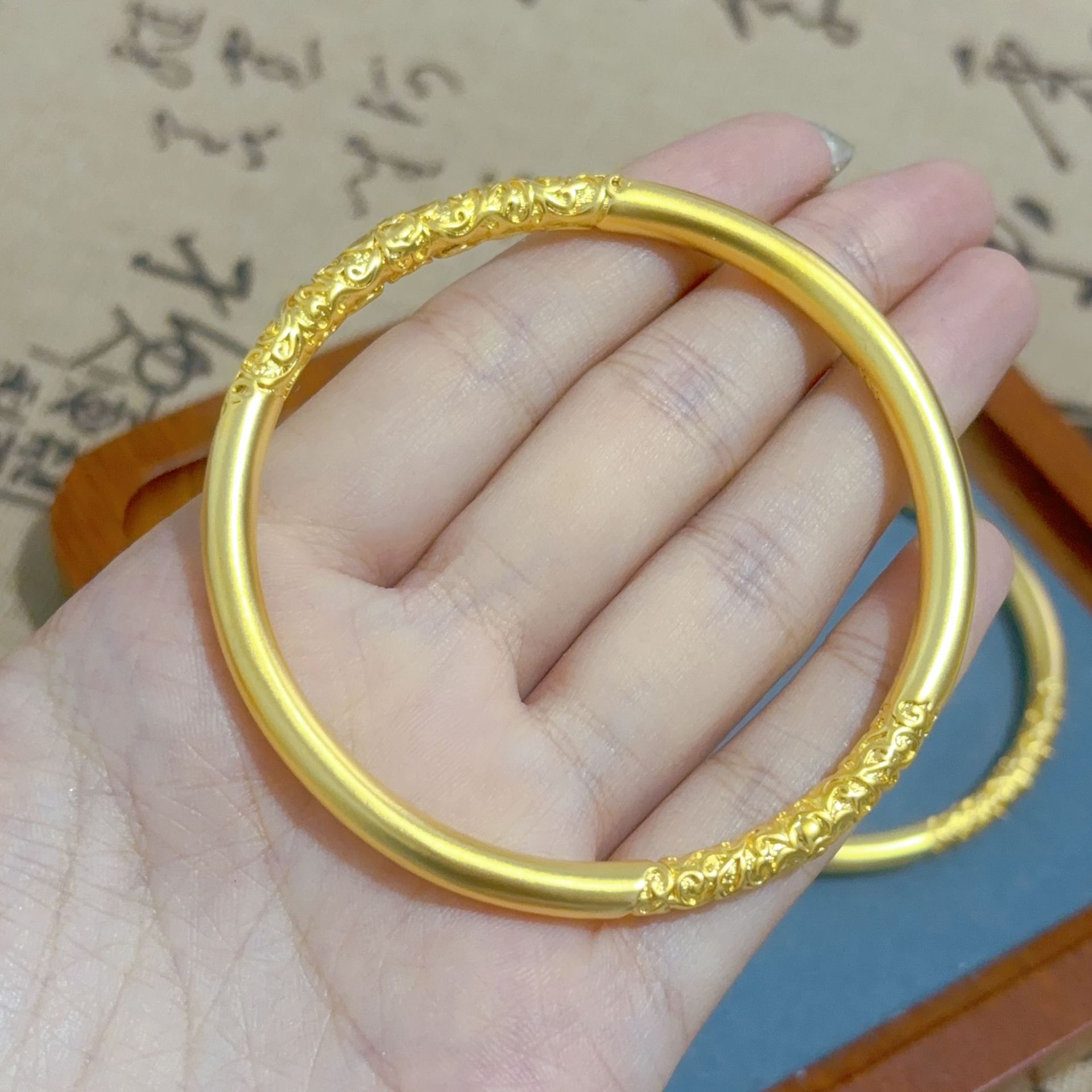 The new bauhinia flower curly grass bracelet gold shop with ancient method inheritance Seiko solid plain ring bracelet_voghion.com